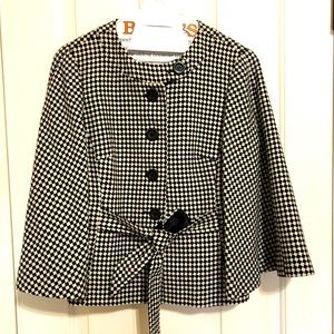 Cape type jacket with belt